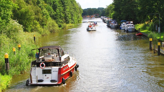 Mehrere Boote verlassen bei Mirow eine Schleuse. Mehrere Boote verlassen bei Mirow eine Schleuse. © imago/BildFunkMV