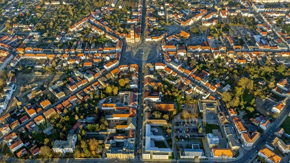 Luftbild der Innenstadt von Neustrelitz mit Marktplatz und Stadtkirche © picture alliance / blickwinkel / H. Blossey 