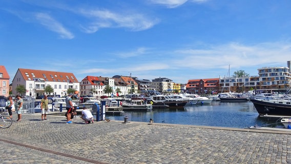 Blick auf den Jachthafen von Waren an der Müritz mit Booten und Besuchern. © NDR Foto: L. Altenmüller