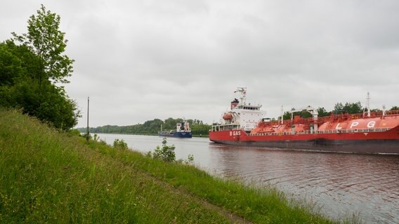Zwei Schiffe fahren auf dem Nord-Ostsee-Kanal aneinander vorbei. © NDR Foto: Anja Deuble