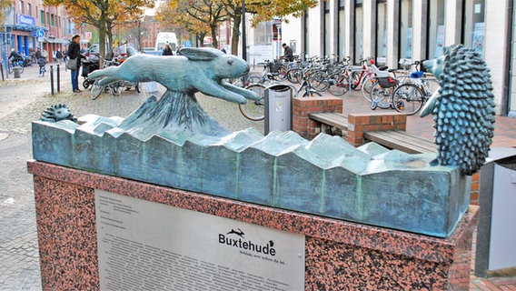 "Hase-und-Igel"-Skulptur im Zentrum von Buxtehude © Stadt Buxtehude 