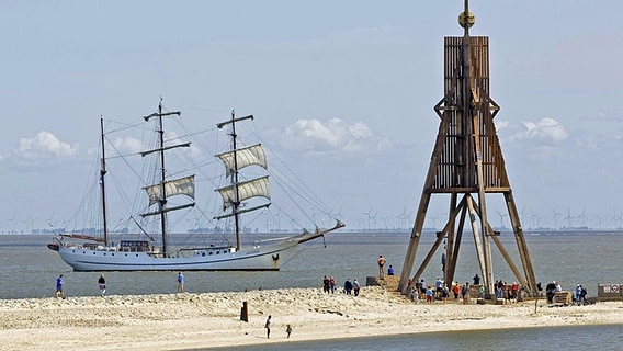Segelschiff an der Kugelbake in Cuxhaven © imago/imagebroker 