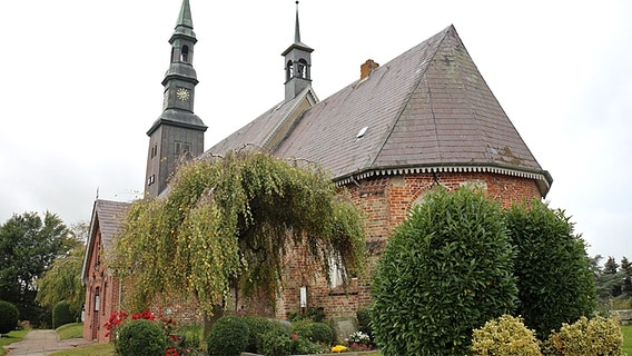 Außenansicht der Kirche in Tating auf Eiderstedt © TZSPO 