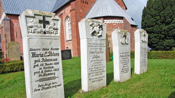 Grabsteine auf dem Friedhof der Kirche St. Johannis auf Föhr. Grabsteine auf dem Friedhof der Kirche St. Johannis auf Föhr. © NDR Foto: Kathrin Weber