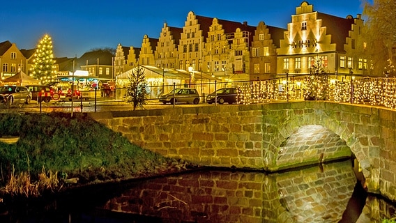 Weihnachtlich geschmückter Marktplatz und Gracht in Friedrichstadt. © Grachtenweihnacht D. Jacobs 