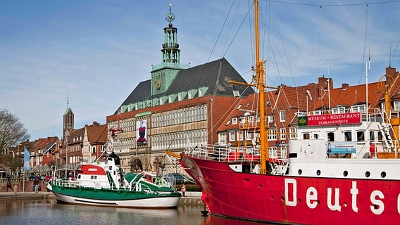 Museumsschiffe liegen vor dem Emder Rathaus auf dem Ratsdelft. © imago images / Peter Schickert 