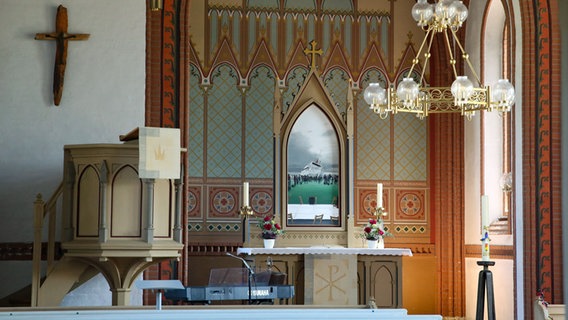 Innenraum der Inselkirche auf Langeoog mit modernem Altarbild © imago/localpic 