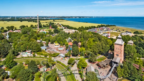 Blick aus der Luft auf den Hansa-Park in Sierksdorf und die dahinter liegende Ostsee. © picture alliance / DUMONT Bildarchiv Foto:  Sabine Lubenow