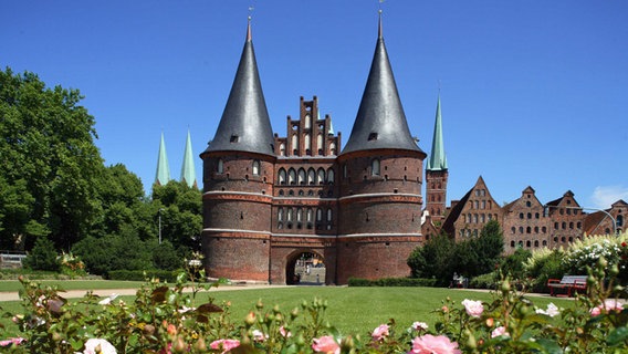 Das Holstentor in Lübeck, ein Wahrzeichen der Stadt Das Holstentor in Lübeck, ein Wahrzeichen der Stadt © Tourismusamt Lübeck Foto: Torsten Krüger