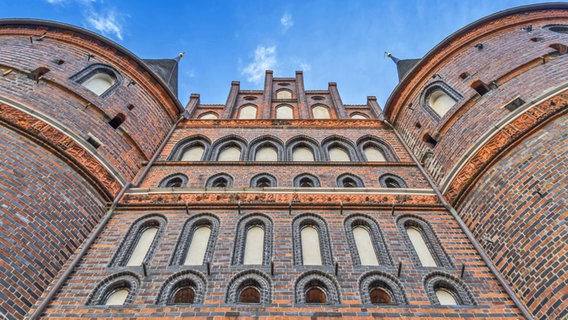 Blick von unten auf  Holstentor in Lübeck. © imago/Westend61 