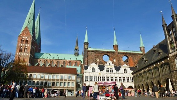 Blick auf den Markt und das Rathaus von Lübeck © NDR Foto: Kathrin Weber