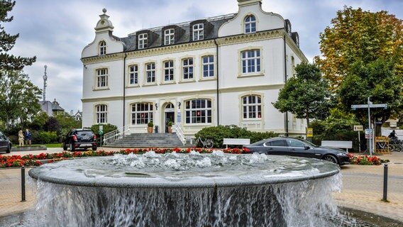 Springbrunnen und Haus der Kurverwaltung in Timmendorfer Strand. © imago Foto: Christian Ohde