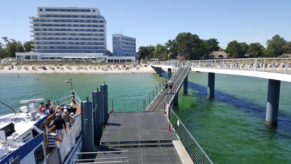 Am Anleger an der Seeschlösschen-Brücke in Timmendorfer Strand liegt ein Ausflugsschiff. © NDR Foto: Kathrin Weber