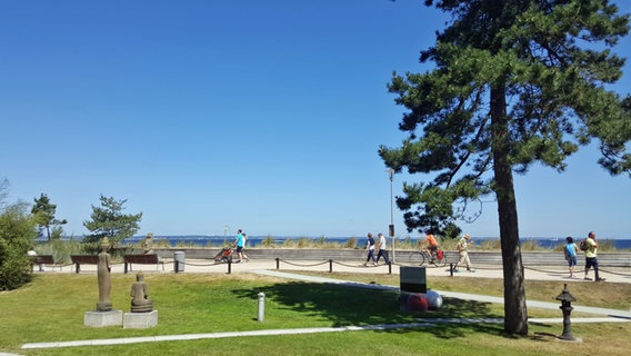 Blick auf die Promenade in Timmendorfer Strand im Sommer. © NDR Foto: Kathrin Weber