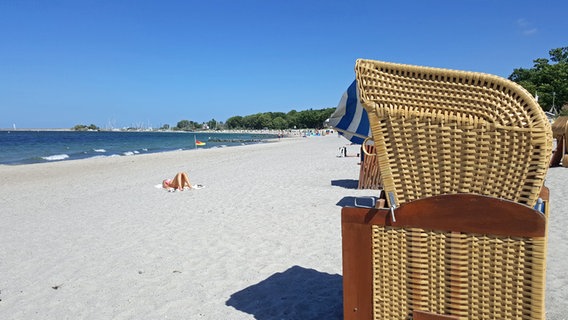 Blick auf den Strand und die Ostsee in Timmendorfer Strand, im Vordergrund steht ein Strandkorb. © NDR Foto: Kathrin Weber