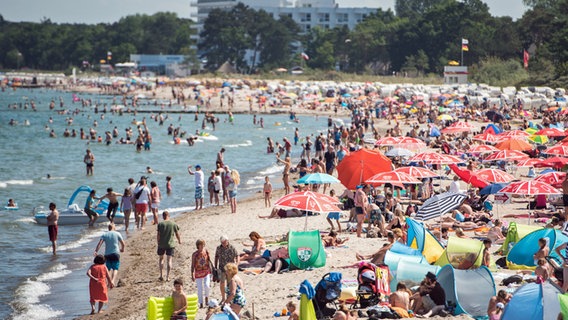 Voller Strand im Sommer in Timmendorfer Strand. © picture alliance/dpa Foto: Daniel Bockwoldt