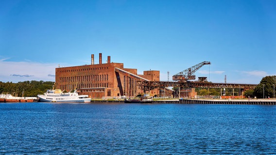 Blick vom Peenestrom auf alte Industrieanlagen im Historisch-Technischen Museum Peenemünde. Blick vom Peenestrom auf alte Industrieanlagen im Historisch-Technischen Museum Peenemünde. © colourbox Foto: -