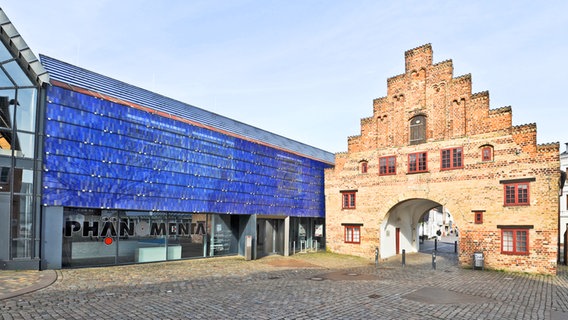 Flensburger Nordertor mit modernem Anbau mit blauer Glasfassade. © Phänomena Flensburg Foto: Anja Menzel