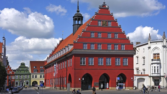 Das Rathaus am Marktplatz von Greifswald. © imago/imagebroker 