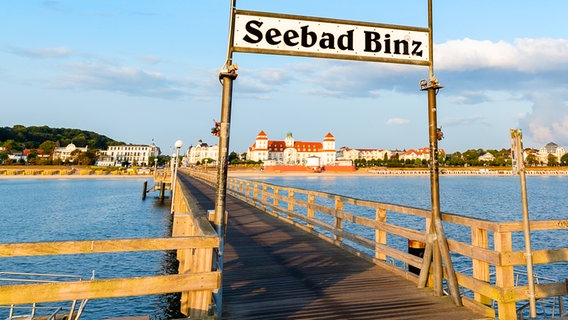 Blick von der Seebrücke in Binz zum Strand. © Tourismusverband MV 