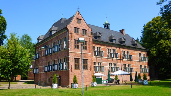 Das Reinbeker Schloss am Mühlenteich mit Gartenrestaurant © NDR Foto: Irma Kreussler