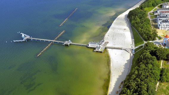 Luftaufnahme der Seebrücke und des Strandes in Sellin auf Rügen. © fotolia.com Foto: Peter Knechtges