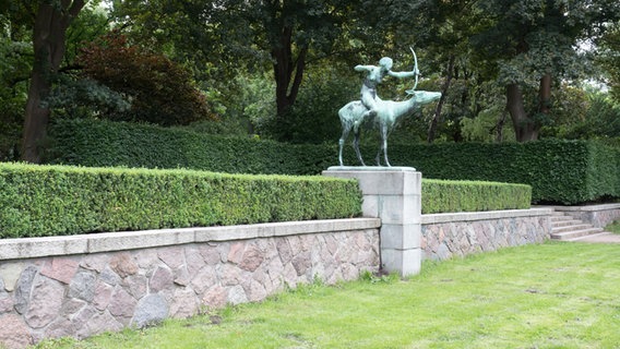 Die Skulptur zeigt eine Frau, die auf einer Hirschkuh sitzt und mit Pfeil und Bogen ein Ziel anpeilt. © NDR Foto: Anja Deuble