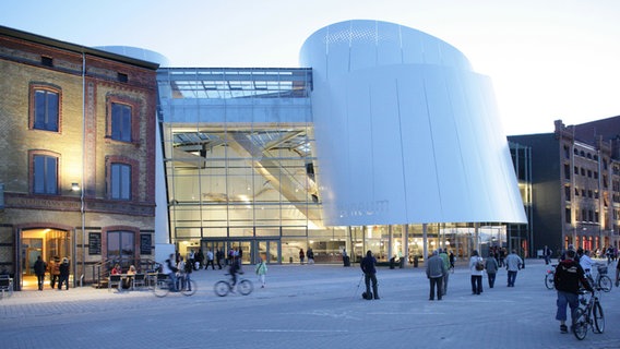 Blick auf den Eingang des Ozeaneums Stralsund. © Ozeaneum Stralsund Foto: Johannes-Maria Schlorke