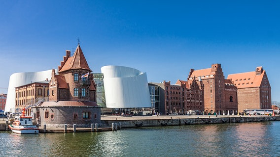 Das Ozeaneum und alte Backsteingebäude am Stadthafen in Stralsund. © colourbox Foto: -