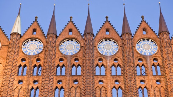 Die Backstein-Schmuckfassade des Rathauses in Stralsund. Die Backstein-Schmuckfassade des Rathauses in Stralsund. © picture-alliance / HB Verlag Foto: Sabine Lubenow