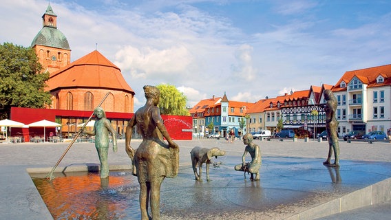 Marktplatz mit dem Brunnen "Bernsteinfischer" in Ribnitz-Damgarten © Stadt Ribnitz-Damgarten 