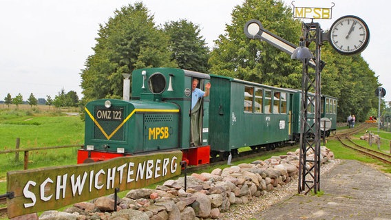Ein Triebwagen und ein Personenwagen der Kleinbahn MPSB in Schwichtenberg. © Imago Images Foto: Norbert Fellechner