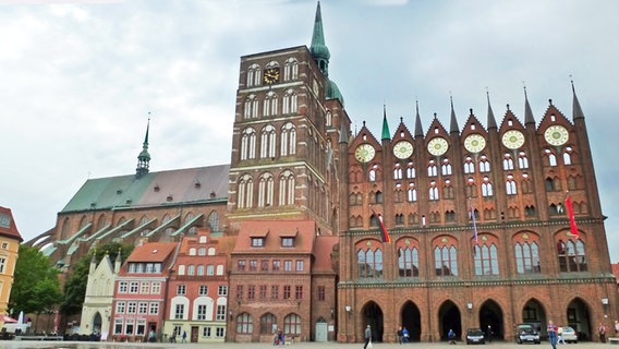 Nikolaikirche und Rathaus in Stralsund © NDR Foto: Kathrin Weber