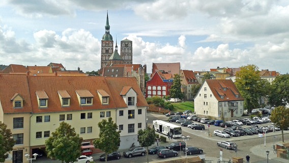 Blick vom Dach des Ozeaneums über die Altstadt von Stralsund. © NDR Foto: Kathrin Weber