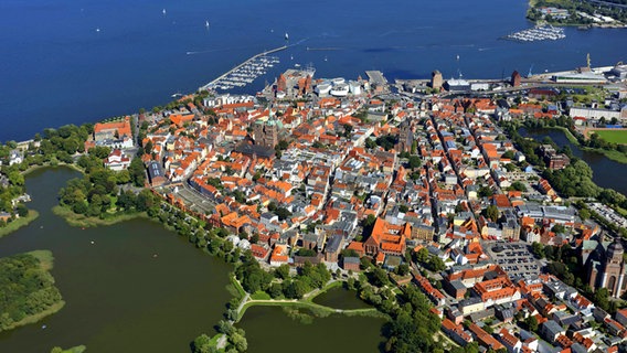 Blick aus der Luft auf die Altsdtadt von Stralsund, die umliegenden Teiche und die Ostsee. © xblickwinkel/LuftbildxBertramx 