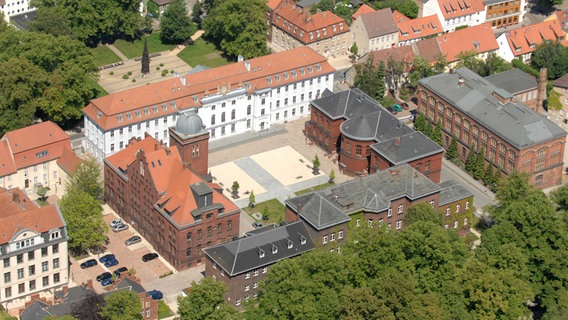 Blick aus der Luft auf den Historischen Campus der Ernst-Moritz-Arndt Universität in Greifswald. © imago/euroluftbild.de 