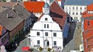 Das Wolgaster Rathaus am Marktplatz. © Tourismusverband Vorpommern e.V. Foto: Baltzer