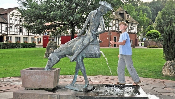 Münchenhausen-Skulptur mit halbem Pferd in Bodenwerder. © imago/Schöning 
