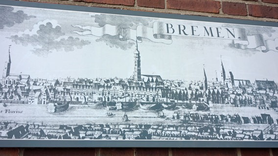 Ein historisches Bild des ehemaligen Bremen Hafens Schachte an einer Mauer am Weserufer in Bremen. © NDR Foto: Kathrin Weber