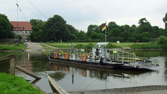 Fähre in Grohnde an der Weser © CC BY-SA 3.0 Foto: Isjc99