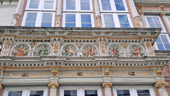 Teil der reich verzierten Fassade des Leisthauses in Hameln. © NDR Foto: Kathrin Weber