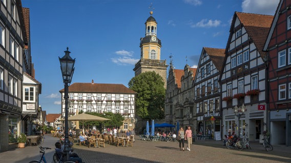 Marktplatz in Rinteln mit Rathaus und St. Nikolai-Kirche © picture alliance / DUMONT Bildarchiv | Peter Hirth Foto: Peter Hirth