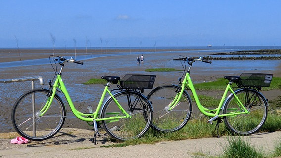 Zwei Fahrräder stehen am Wattenmeer der Wurster Nordseeküste © Kurverwaltung Wurster Nordseeküste 