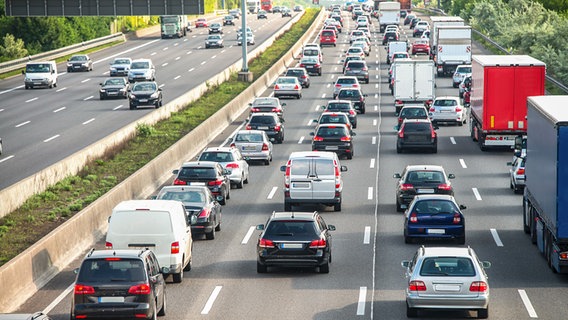 Eine Schlange Autos im Stau © Panthermedia Foto: XXL Photo