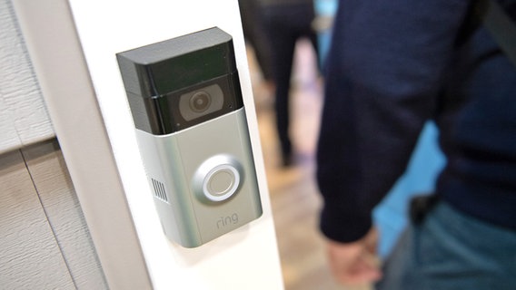 Die "Ring Door Bell", ein smarter Türspion von Amazon an einer Haustür installiert. © picture alliance / dpa Themendienst | Andrea Warnecke Foto: picture alliance / dpa Themendienst | Andrea Warnecke