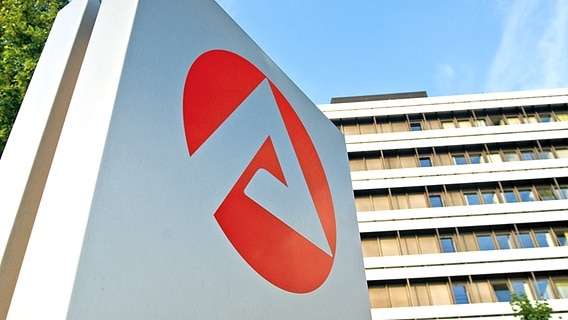 Das Logo der Agentur für Arbeit vor einem Bürogebäude © Bundesagentur für Arbeit 