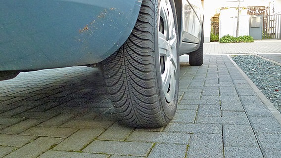 Ein Reifen mit gutem Profil an der Hinterachse eines Autos © NDR Foto: Axel Franz