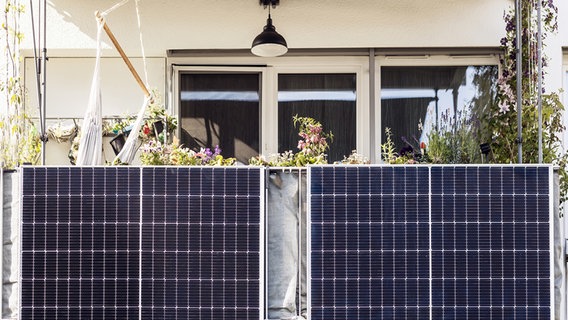 Zwei Solarpanels hängen an einem Balkon. © panthermedia Foto: Serdynska