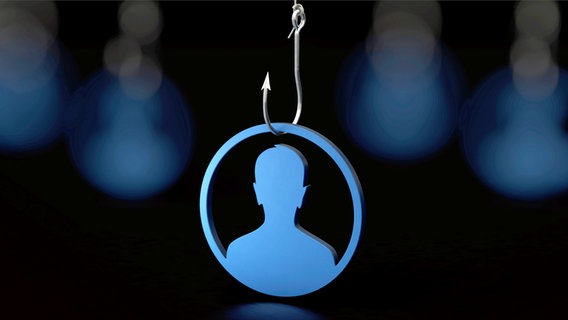 Symbolbild zum Thema Online-Betrug: Eine aus Holz geschnitze Figur hängt an einem Angelhaken. © picture alliance / Zoonar | DesignIt 