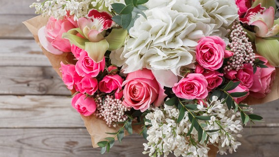 Frische Blumen in Rosa und Weiß zu einem Strauß gebunden. © imago images Foto: MalkovKosta